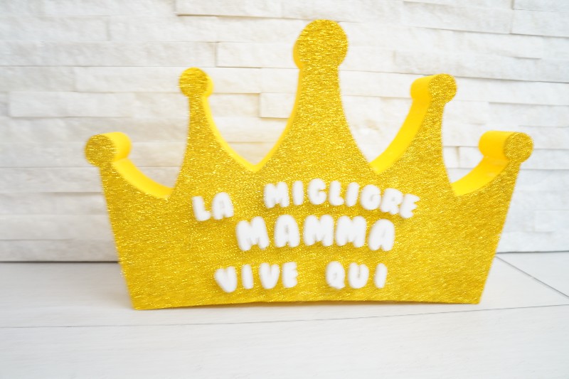 Regali e Bomboniere - Prodotti - Festa della Mamma - CORONA CON FRASE LA MIGLIORE MAMMA VIVE QUI 35X22CM PERSONALIZZABILE