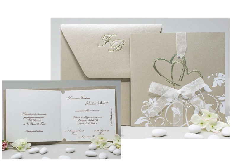Regali e Bomboniere - Prodotti - PARTECIPAZIONI - PARTECIPAZIONE A LIBRO CON DECORI CUORI IN ORO NASTRO ORGANZA 15X15CM CON BUSTA 