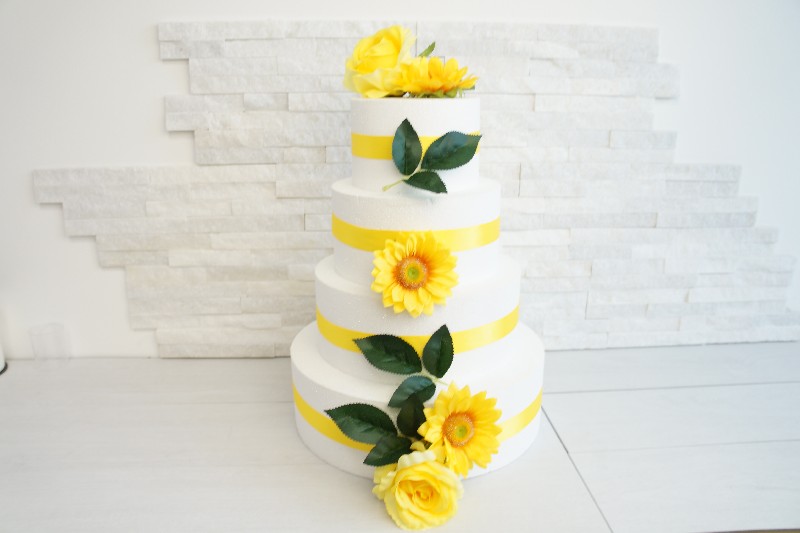 Regali e Bomboniere - Prodotti - TORTE SCENOGRAFICHE  - TORTA SCENOGRAFICA CON GIRASOLI E ROSE 30X40CM 
