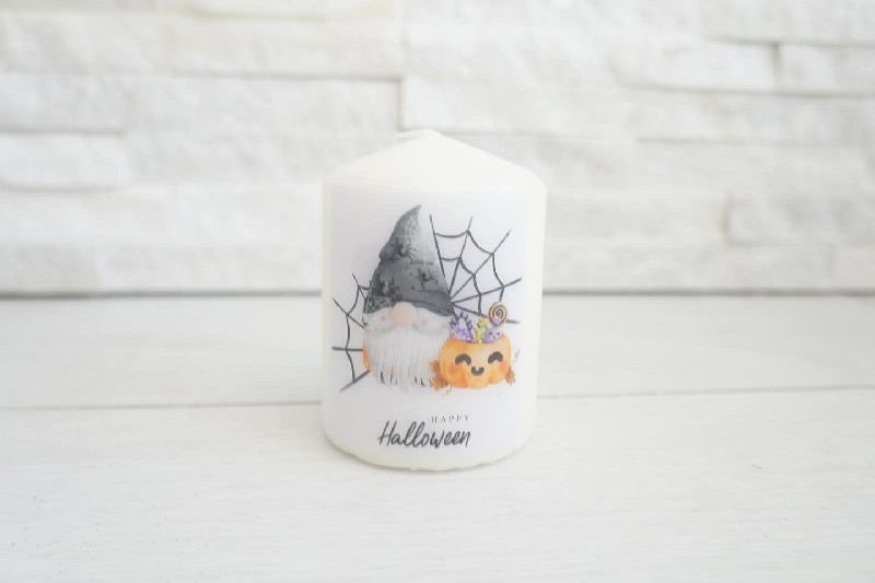 Regali e Bomboniere - Prodotti - Halloween - CANDELA CON DECORO GNOMO ZUCCA E RAGNATELA 8X4CM 