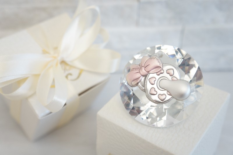 Regali e Bomboniere - Prodotti - Dolci Ricordi  - CIUCCIO ROSA  DIAMANTE 5CM VETRO CON APPLICAZIONE BILAMINATO CON BOX