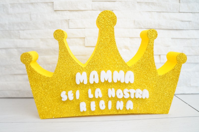 Regali e Bomboniere - Prodotti - Festa della Mamma - CORONA 35X22CM CON SCRITTA MAMMA SEI LA NOSTRA REGINA PERSONALIZZABILE 