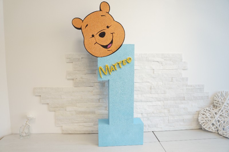 Regali e Bomboniere - Prodotti - Numeri Polistirolo - NUMERO 75CM CON TESTA DI WINNE POOH TUTTO COLORATO 