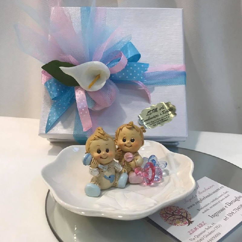 Regali e Bomboniere - Prodotti - Bomboniere Gemelli - BIMBI A SCELTA (MASCHI O FEMMINE) PORCELLANA E RESINA 12X5CM 