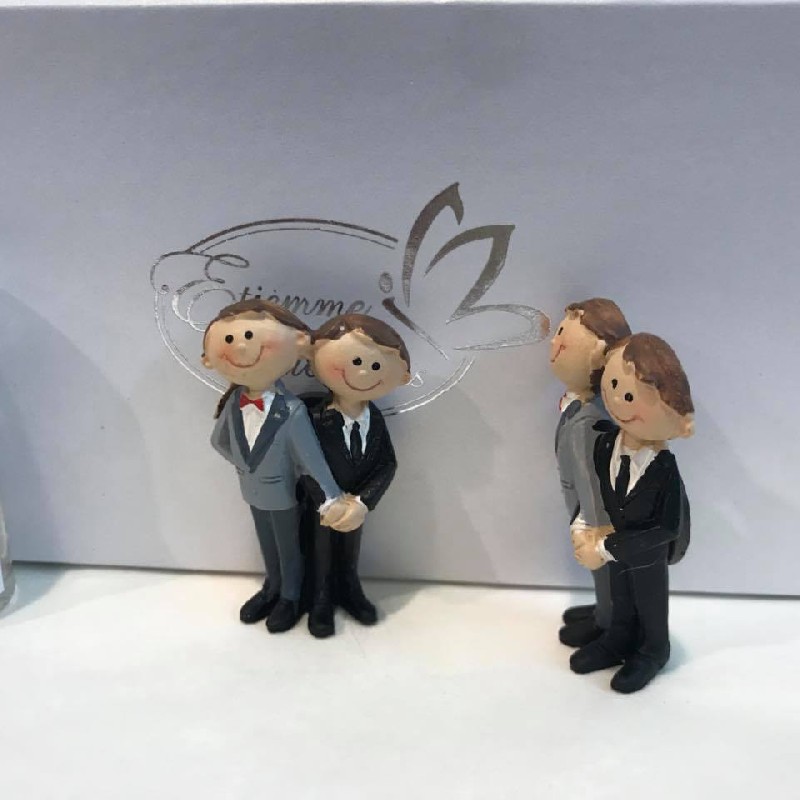 Regali e Bomboniere - Prodotti - Coppie Sposi Fidanzati  - MARRIED resina LUI+LUI cm. 6 MAGNETE  soggetti assortiti