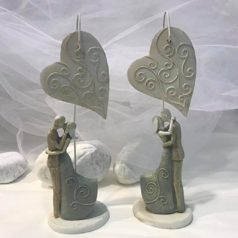 Regali e Bomboniere - Prodotti - Coppie Sposi Fidanzati  - COPPIA ABBRACCIO CON CUORE PENDOLO H21CM 