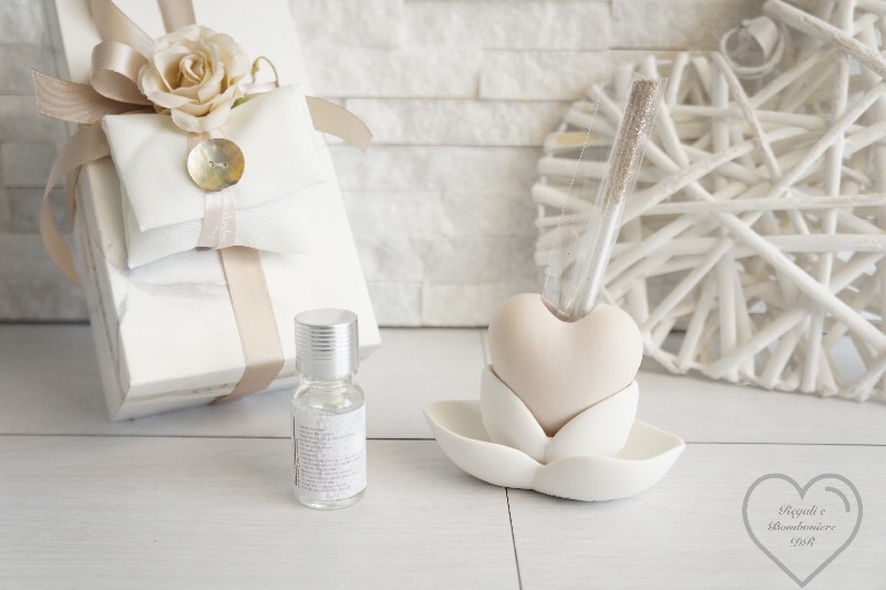 Regali e Bomboniere - Prodotti - Profumatori - LOTUS CUORE PICCOLO 10X4,5X6,5CM CON KIT ESSENZA E BOX