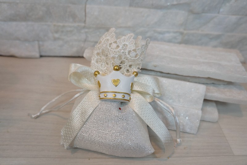 Battesimo E Nascita Magnete Corona Bianco Oro 45x1x35cm Resina Dolci Ricordi Bomboniere Dettaglio Prodotto