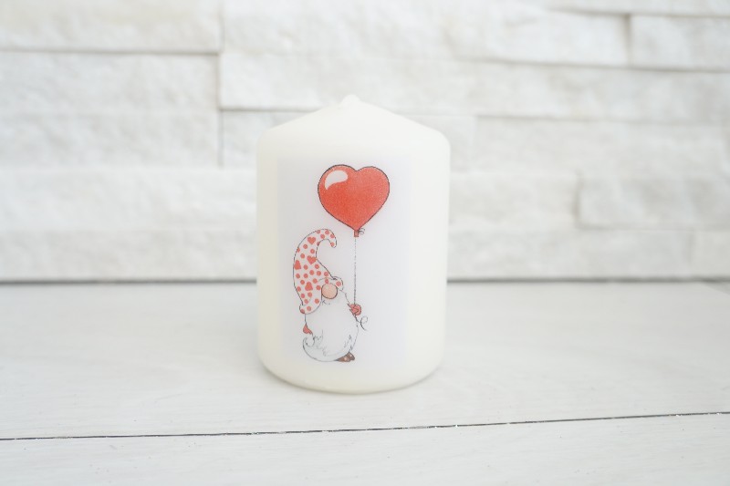 Regali e Bomboniere - Prodotti - San Valentino  - CANDELA CON DECORO GNOMO DELLAMORE 8X4CM 