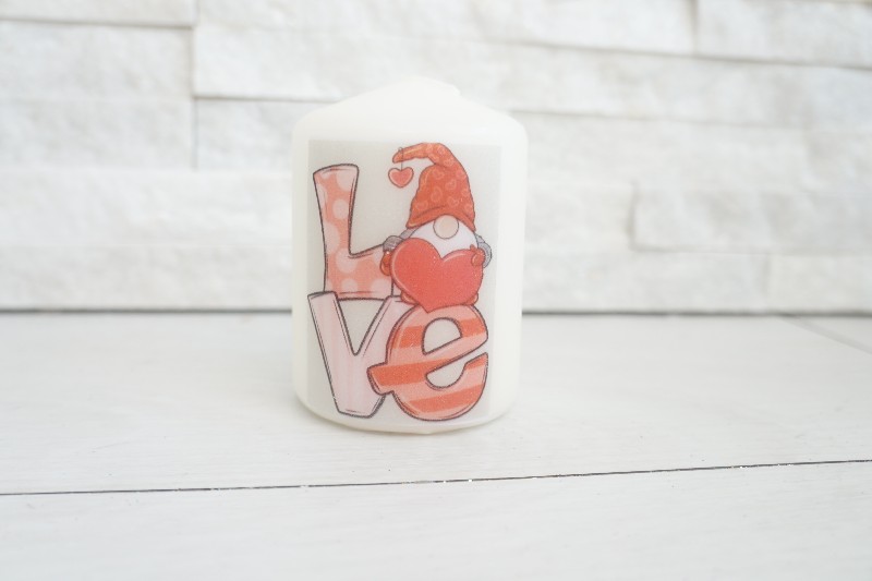 Regali e Bomboniere - Prodotti - San Valentino  - CANDELA CON DECORO LOVE E GNOMO PORTAFORTUNA 8X4CM 