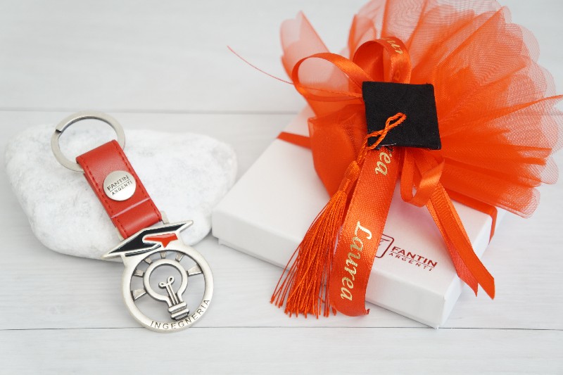 Regali e Bomboniere - Prodotti - FANTIN Portachive - Portachiavi LAUREA  INGEGNERIA 13X4 ARGENTO E PELLE CON BOX
