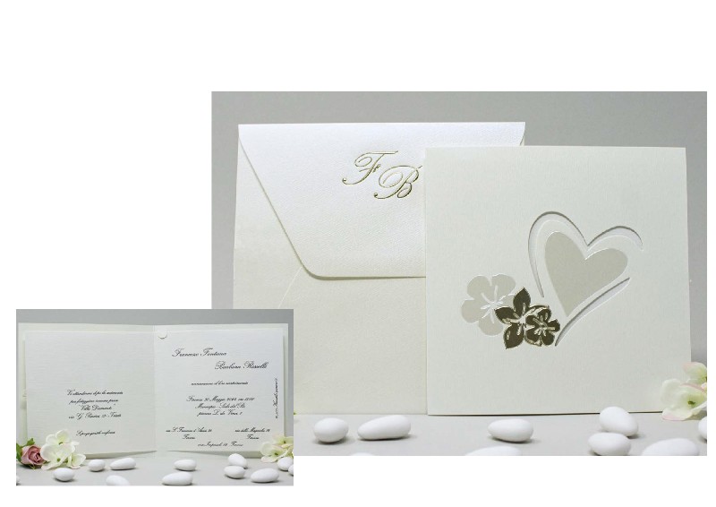 Regali e Bomboniere - Prodotti - PARTECIPAZIONI - PARTECIPAZIONE CUORE FORATO CON FIORI IN RILIEVO ORO E PERLATO 15X15CM CON BUSTA 