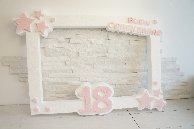 Regali e Bomboniere - Prodotti - Selfie polistirolo - CORNICE SELFIE COMPLEANNO 18ANNI BIANCO E ROSA 80X60CM PERSONALIZZABILE 