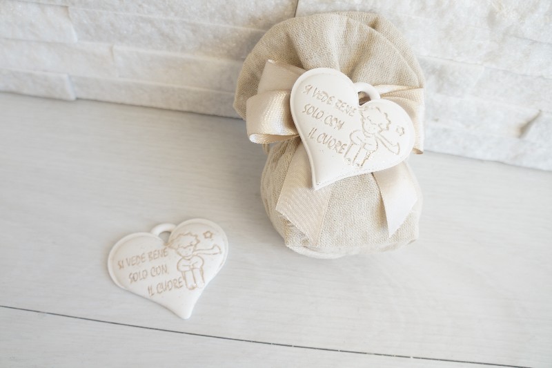 Regali e Bomboniere - Prodotti - SEGNAPOSTO  - CUORE PICCOLO PRINCIPE SI VEDE BENE SOLO CON IL CUORE 4CM 