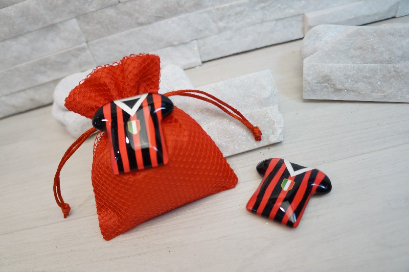 Regali e Bomboniere - Prodotti - Comunione e Cresima - MAGNETE MAGLIA ROSSONERO 5X5CM CALCIO RESINATO