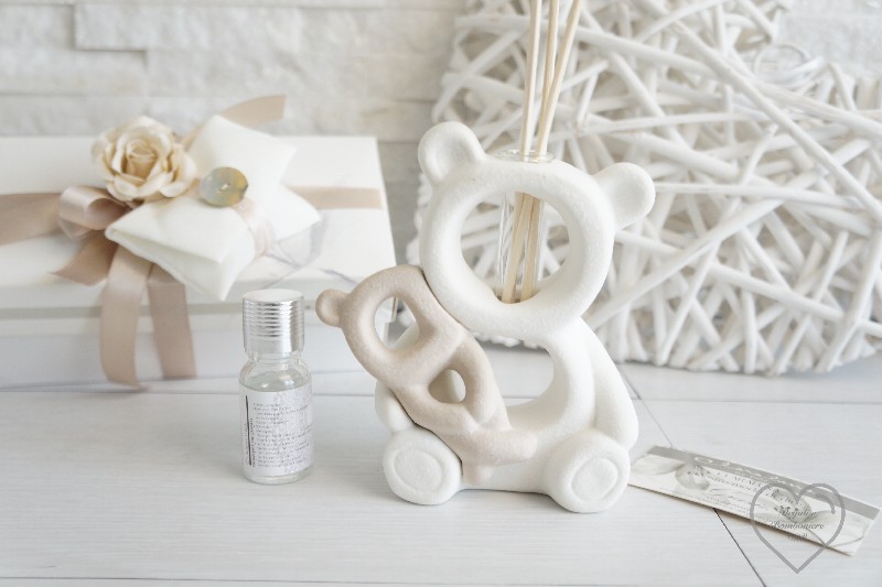 Regali e Bomboniere - Prodotti - Profumatori - PROFUMATORE ORSETTO FAMILY 10,5X5,5X12,5CM CON KIT ESSENZA E BOX