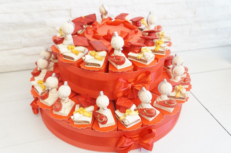 Regali e Bomboniere - Prodotti - OFFERTE DI GENNAIO - TORTA  37 BOMBONIERE LAUREA CON SOGGETTI ASSORTITI 4-6CM 