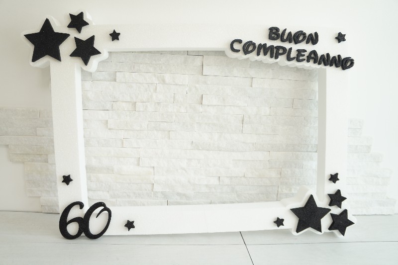 Regali e Bomboniere - Prodotti - Selfie polistirolo - CORNICE COMPLEANNO 60 ANNI BIANCO E NERO 80X60CM PERSONALIZZABILE 