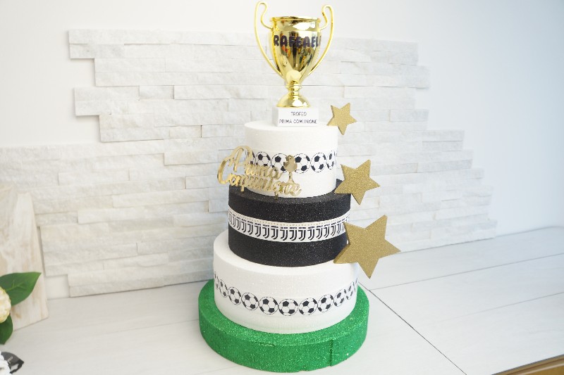 Regali e Bomboniere - Prodotti - TORTE SCENOGRAFICHE  - TORTA SCENOGRAFICA TEMA CALCIO  30X30CM PRIMA COMUNIONE 