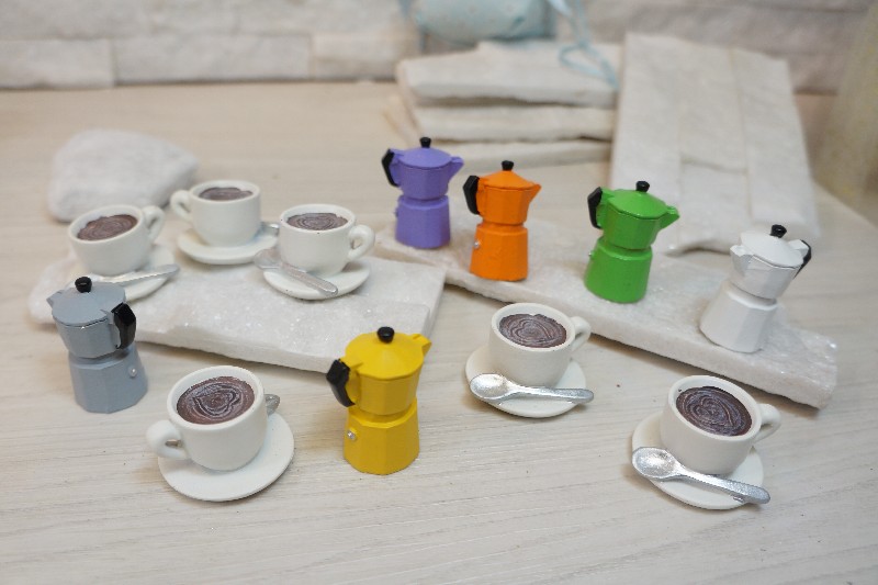 Regali e Bomboniere - Prodotti - SEGNAPOSTO  - MINI CAFFETTIERE E TAZZE ASSORTITE 4CM 