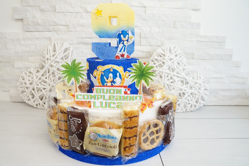 Regali e Bomboniere - Prodotti - TORTE MERENDA - TORTA 20 BAMBINI MERENDA SONIC CON NUMERO A SCELTA 20 BRIOCHES E CARAMELLE 