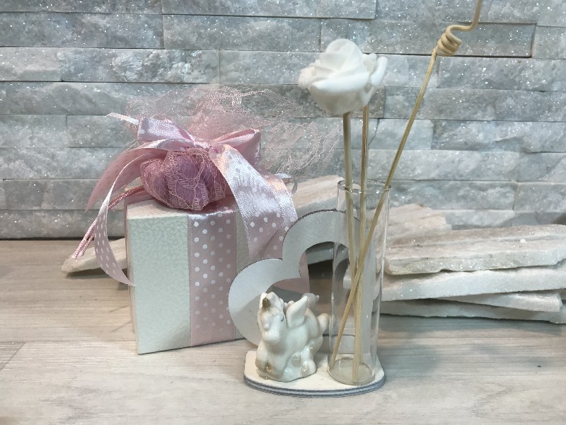 Regali e Bomboniere - Prodotti - Profumatori - UNICORNO PROFUM. ROSA SU CUORE 7X8CM PORCELLANA E LEGNO ASS. CON BOX