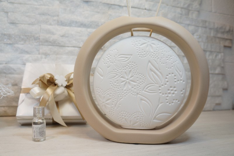 Regali e Bomboniere - Prodotti - Profumatori - PROFUMATORE FIORI PORCELLANA 26,5X24X5,3CM CON KIT ESSENZA E BOX