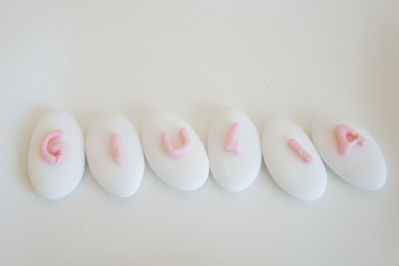 Regali e Bomboniere - Prodotti - Confetti Decorati - CONFETTO DECORATO CON LETTERA A SCELTA GUSTO CIOCCOLATO 