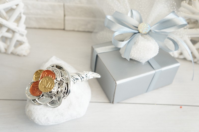 Regali e Bomboniere - Prodotti - De Santis Argenti - CORNUCOPIA CON SOLDI PORTA FORTUNA 9CM RESINA E ARGENTO CON BOX