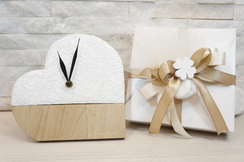 Regali e Bomboniere - Prodotti - Cornici e Orologi - OROLOGIO 16,5X16,5CM CUORE LEGNO E RESINA CON BOX
