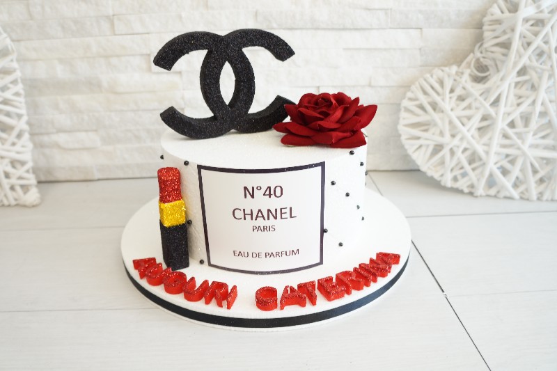 Regali e Bomboniere - Prodotti - TORTE SCENOGRAFICHE  - Torta CHANEL personalizzata 30x23cm polistirolo 