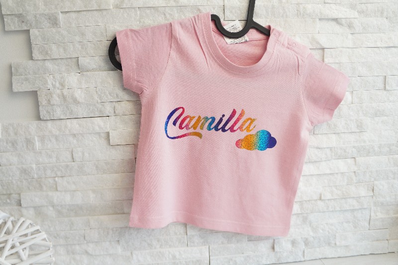 Regali e Bomboniere - Prodotti - ABBIGLIAMENTO Personalizzato - MAGLIETTA CON NOME ARCOBALENO 