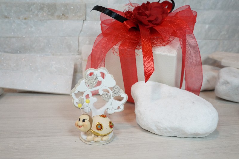 Regali e Bomboniere - Prodotti - Bomboniere Laurea - COCCINELLA CON ALBERO 3,5X7CM CON BOX 