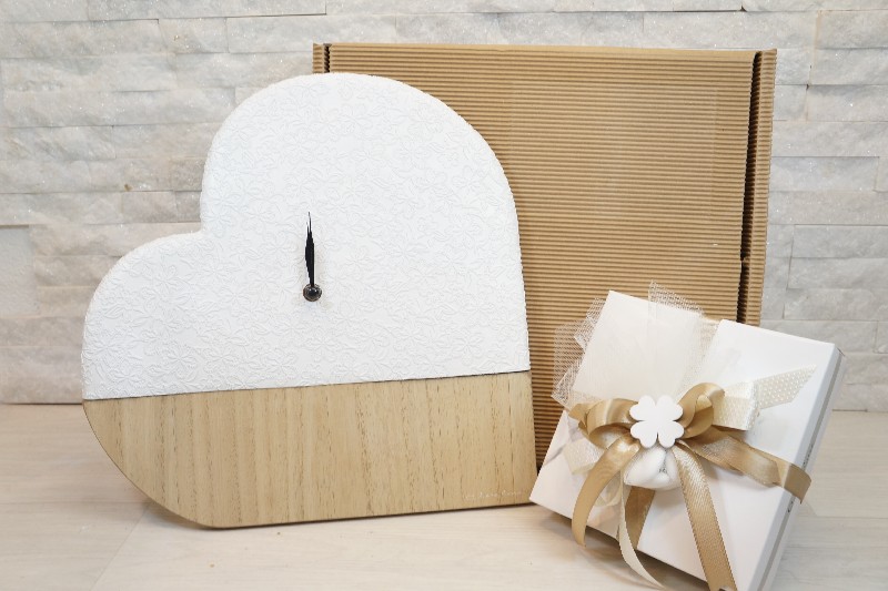 Regali e Bomboniere - Prodotti - Cornici e Orologi - OROLOGIO GRANDE 33X33CM DA MURO CUORE LEGNO E RESINA CON BOX