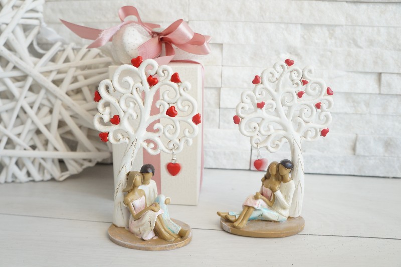 Regali e Bomboniere - Prodotti - Coppie Sposi Fidanzati  - GIOIA COPPIA ALBERO SEDUTI H14CM ASSORTITO RESINA 