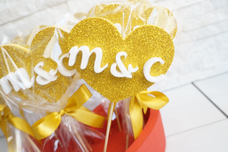 Regali e Bomboniere - Prodotti - SEGNAPOSTO  - SEGNAPOSTO GLITTER CON INIZIALI POLISTIRENE 10CM SOLO IL CUORE PI STECCHINO