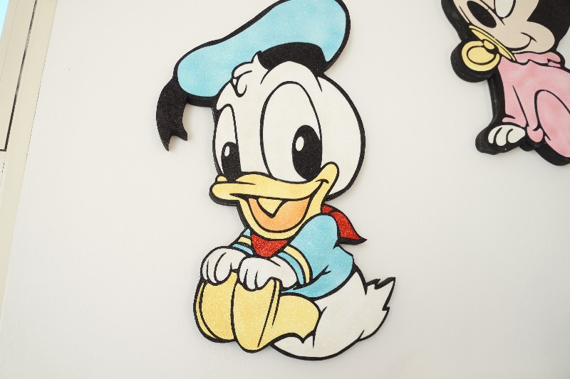 Regali e Bomboniere - Prodotti - PERSONAGGI POLISTIROLO - BABY PAPERINO 85CM DA APPENDERE IN POLISTIROLO 
