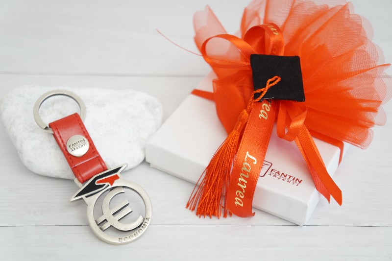 Regali e Bomboniere - Prodotti - FANTIN Portachive - Portachiavi LAUREA ECONOMIA 13X4 ARGENTO E PELLE CON BOX