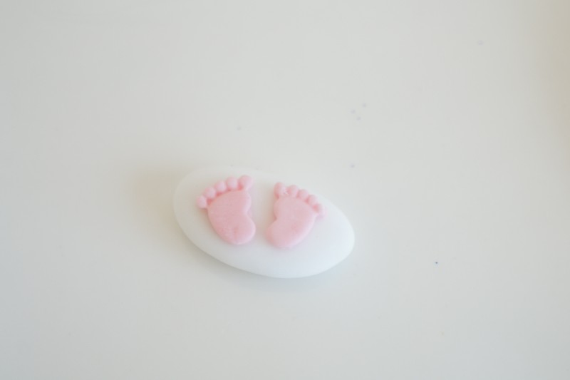 Regali e Bomboniere - Prodotti - Confetti Decorati - CONFETTO DECORATO ROSA CON PIEDINI GUSTO CIOCCOLATO