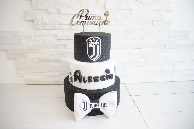 Regali e Bomboniere - Prodotti - TORTE SCENOGRAFICHE  - TORTA PERSONALIZZATA COMUNIONE CON SIMBOLO JUVENTUS 30X25CM 