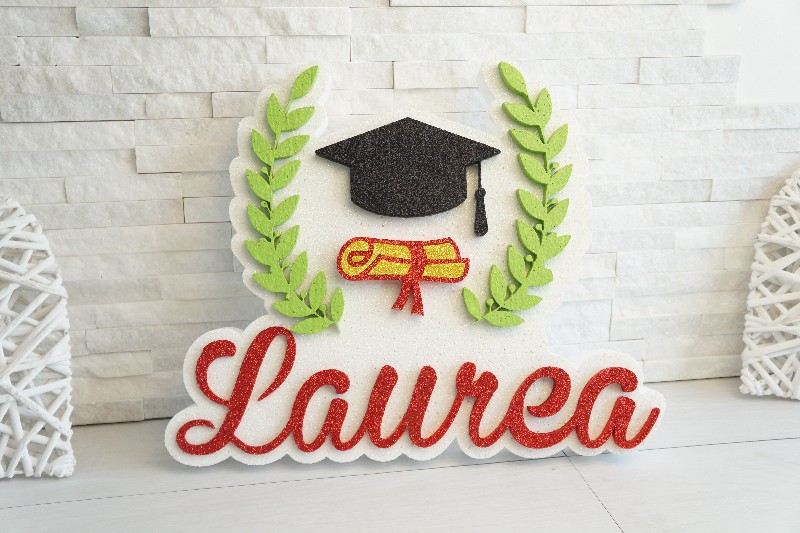 Regali e Bomboniere - Prodotti - Bomboniere Laurea - LAUREA CON TOCCO PERGAMENA E ALLORO CON GLITTER 37X45CM 