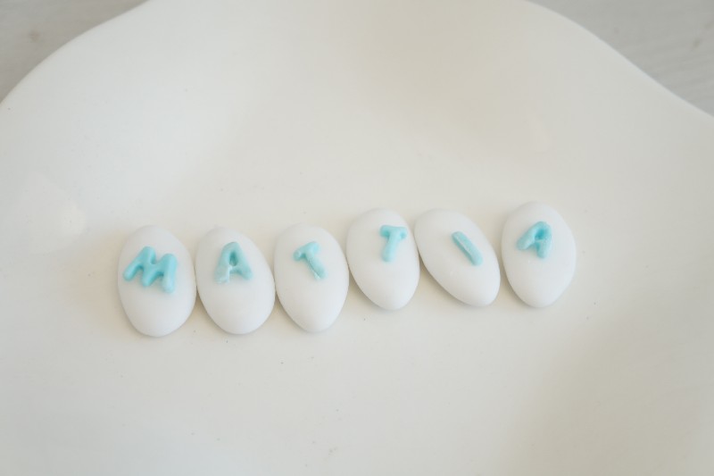 Regali e Bomboniere - Prodotti - Confetti Decorati - CONFETTO DECORATO CIELO CON LETTERA A SCELTA GUSTO CIOCCOLATO