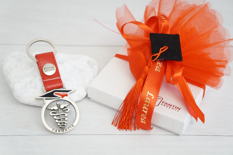 Regali e Bomboniere - Prodotti - FANTIN Portachive - Portachiavi LAUREA FARMACIA 13X4 ARGENTO E PELLE CON BOX