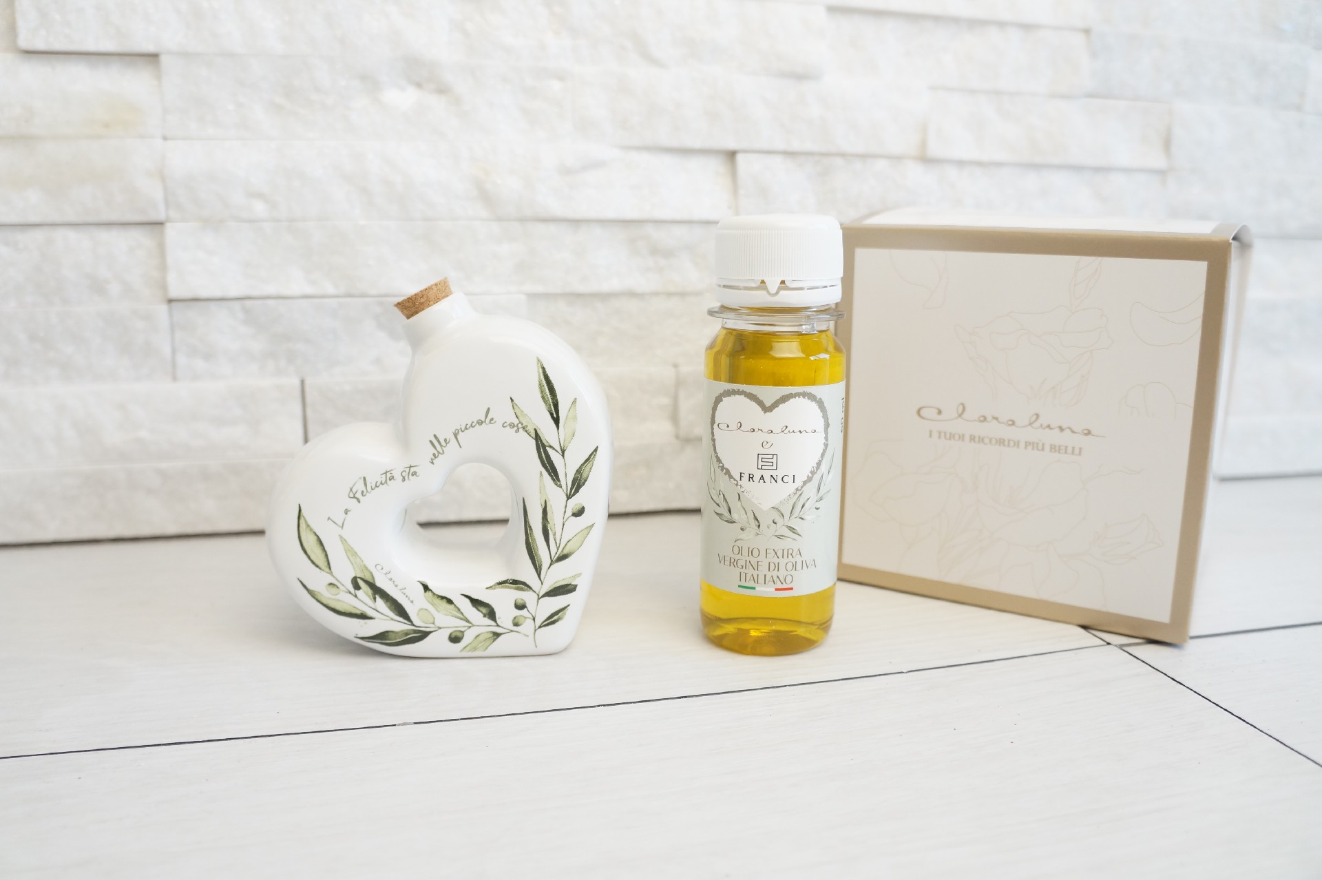Regali e Bomboniere - Prodotti - Comunione e Cresima - OLIERA PICCOLA CUORE CON OLIO - 8,5X3,9X8,5 CM -