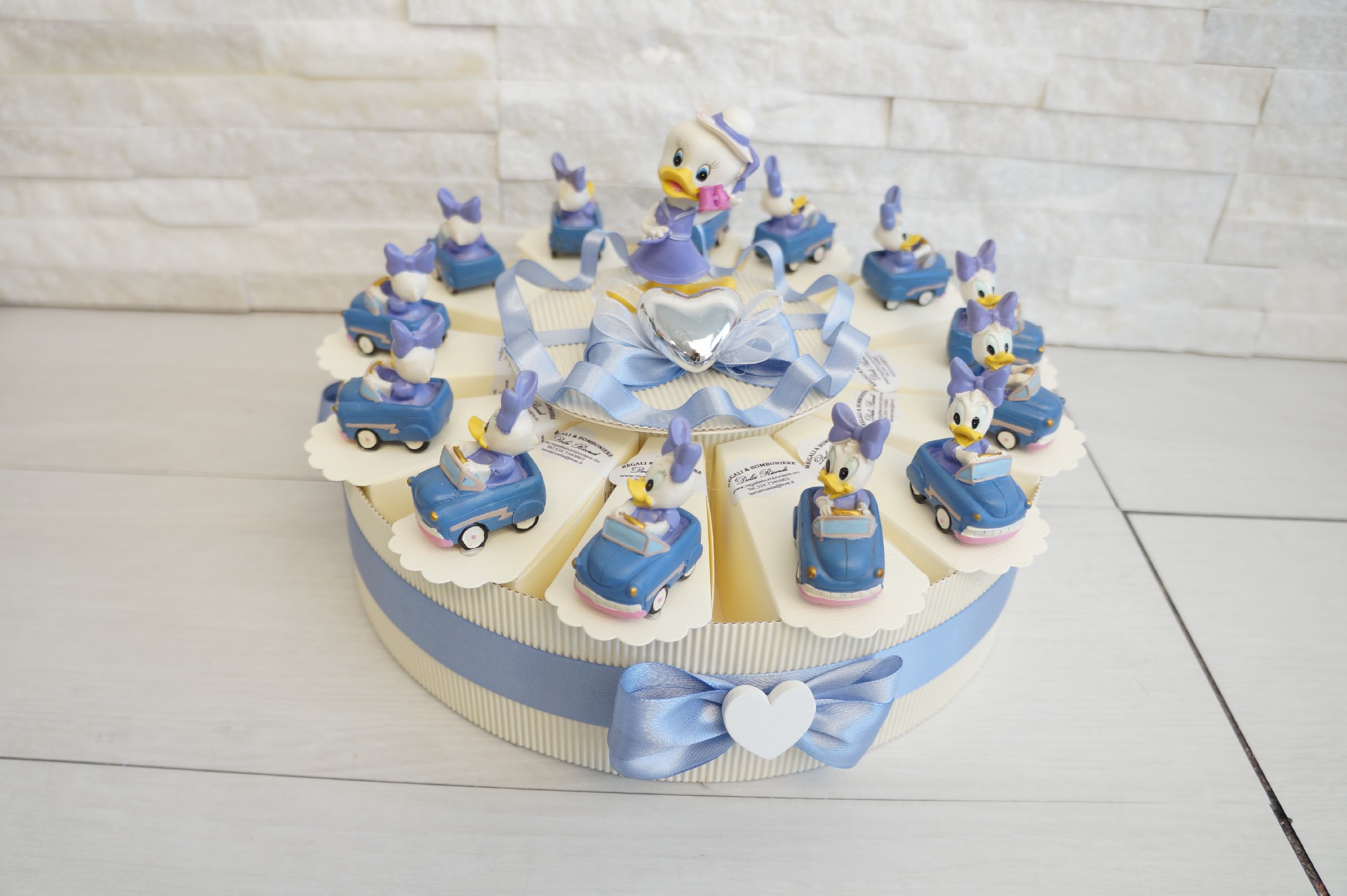 Regali e Bomboniere - Prodotti - OFFERTE DI GENNAIO - TORTA 13FETTE PAPERINA SU AUTO E 1 CENTRALE RESINA 4,5CM E 8CM 