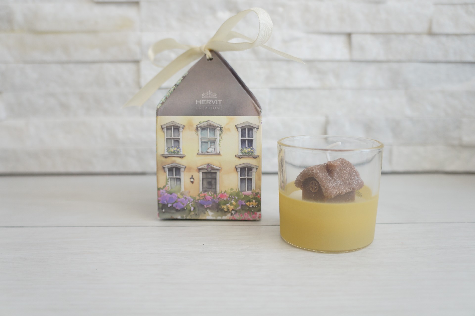 Regali e Bomboniere - Prodotti - Matrimonio - 5CM - 26GR - CANDELA CASETTA MARRONE IN CONTENITORE VETRO GIALLO - C/BOX COTTAGE