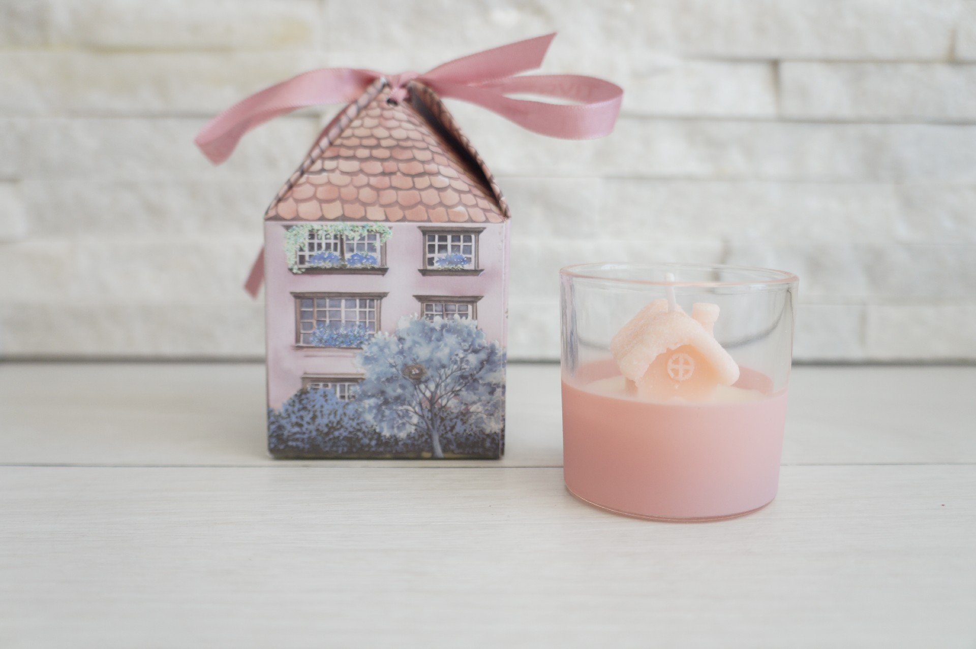Regali e Bomboniere - Prodotti - Matrimonio - 5CM - 26GR - CANDELA CASETTA ROSA IN CONTENITORE VETRO ROSA - C/BOX COTTAGE