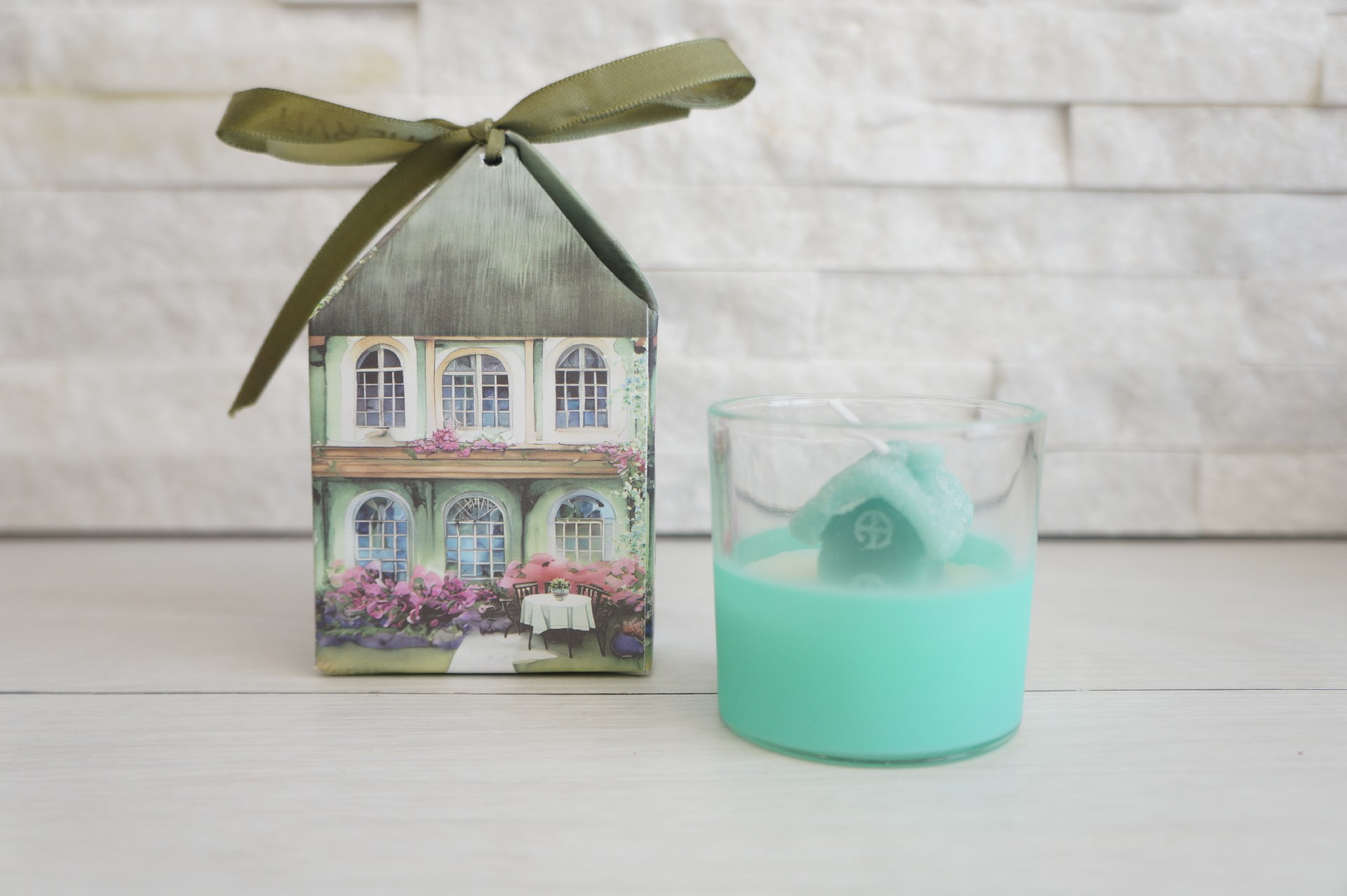 Regali e Bomboniere - Prodotti - Matrimonio - 5CM - 26GR - CANDELA CASETTA VERDE IN CONTENITORE VETRO VERDE - C/BOX COTTAGE