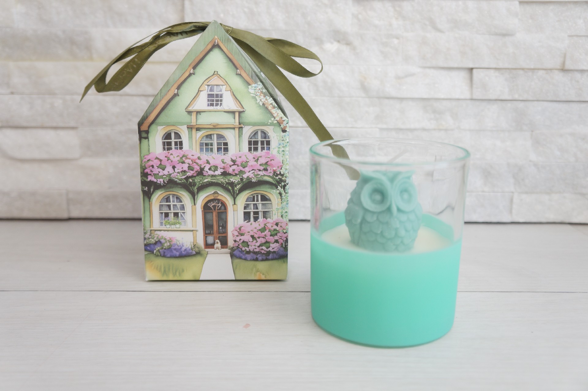 Regali e Bomboniere - Prodotti - Matrimonio - 9CM- 138GR - CANDELA CIVETTA VERDE IN CONTENITORE VETRO VERDE - C/BOX COTTAGE