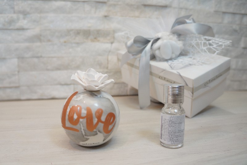 Regali e Bomboniere - Prodotti - Profumatori - DIFFUSORE LOVE 6X8CM CON KIT ESSENZA E BOX
